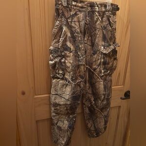 Game winner Realtree Brown Camouflage Cargo Pants size small (30”X28”)